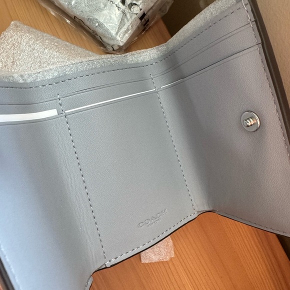 🥰 Coach Essential Mini Trifold Wallet - Picture 12 of 13
